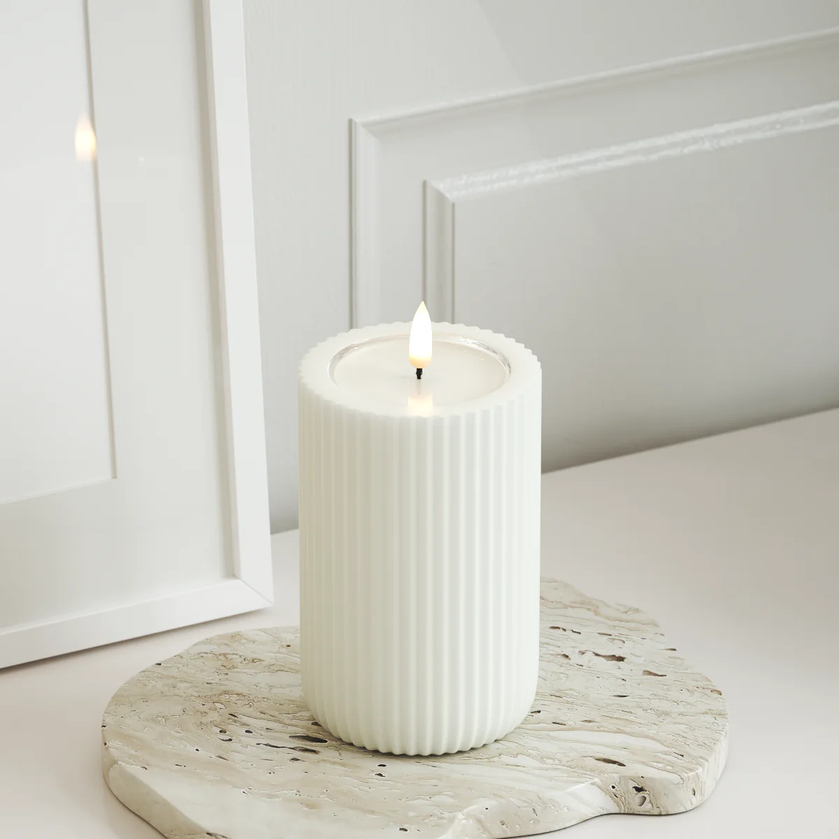 LED Kerze gerillt aus Echtwachs mit 3D-Flamme in Weiß - H 12,5cm