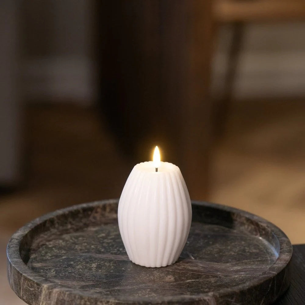 LED Kerze gerillt oval aus Echtwachs mit 3D-Flamme in Weiß - H 10cm