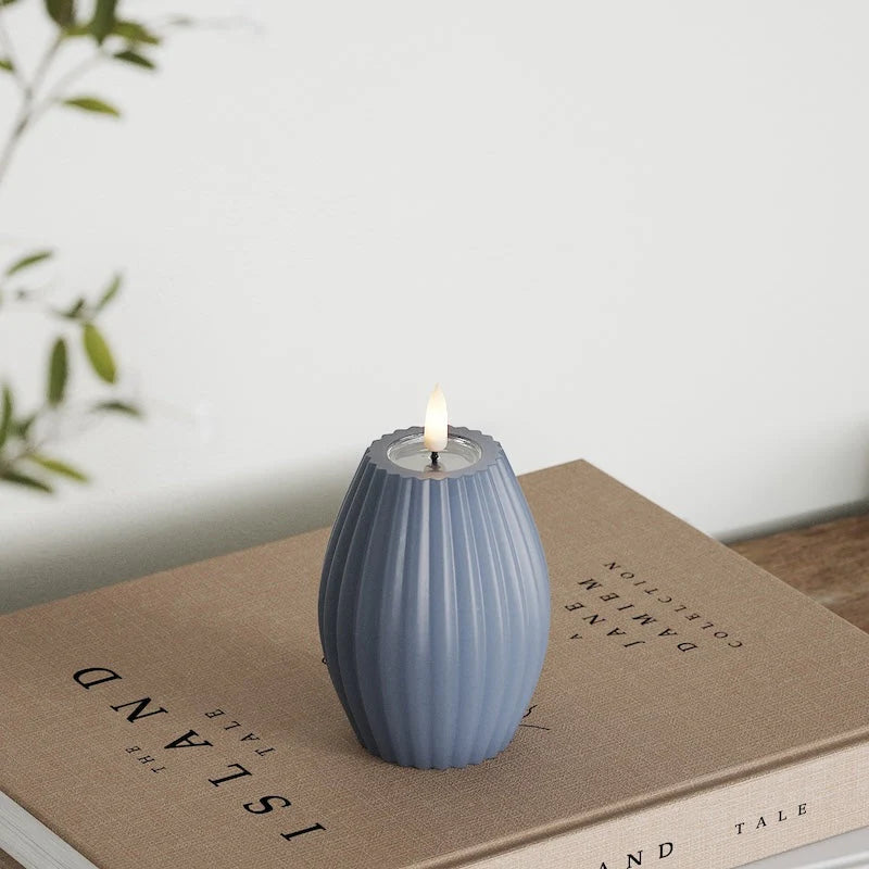 LED Kerze gerillt oval aus Echtwachs mit 3D-Flamme in Eisblau - H 10cm