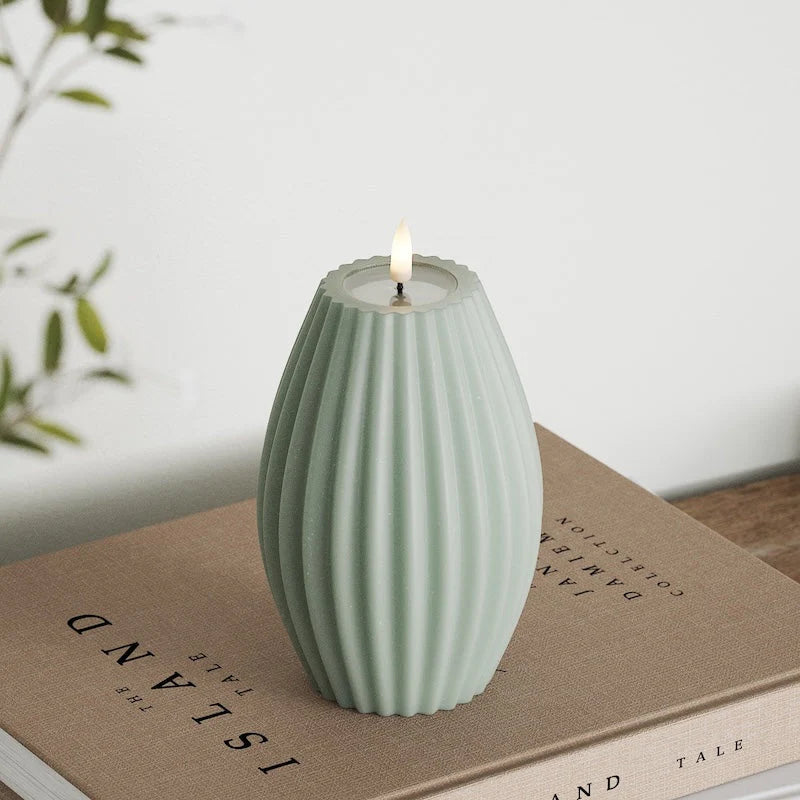 LED Kerze gerillt oval aus Echtwachs mit 3D-Flamme in Salbei - H 15cm