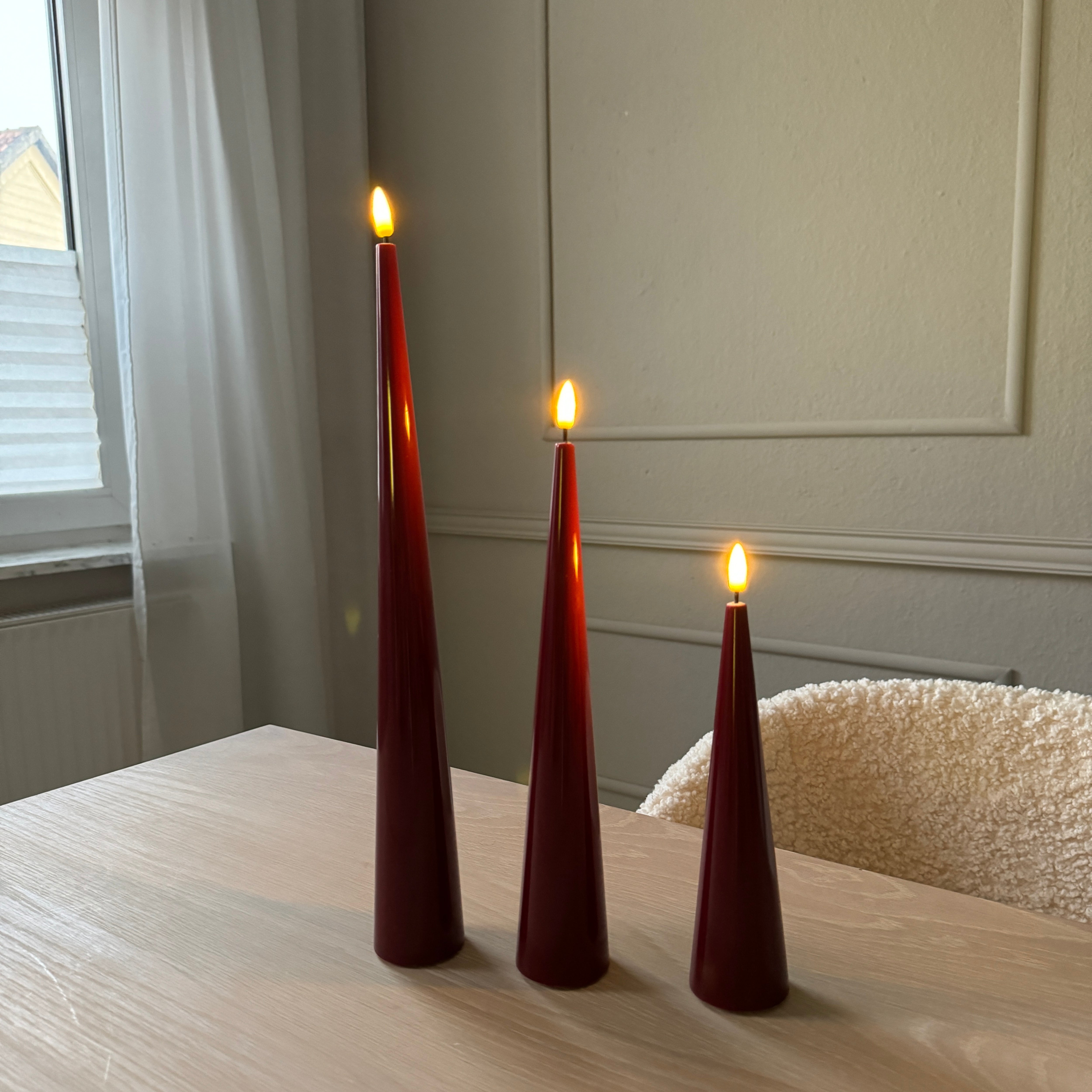 LED Kegelkerze aus Echtwachs mit 3D-Flamme in Rot - H 28cm