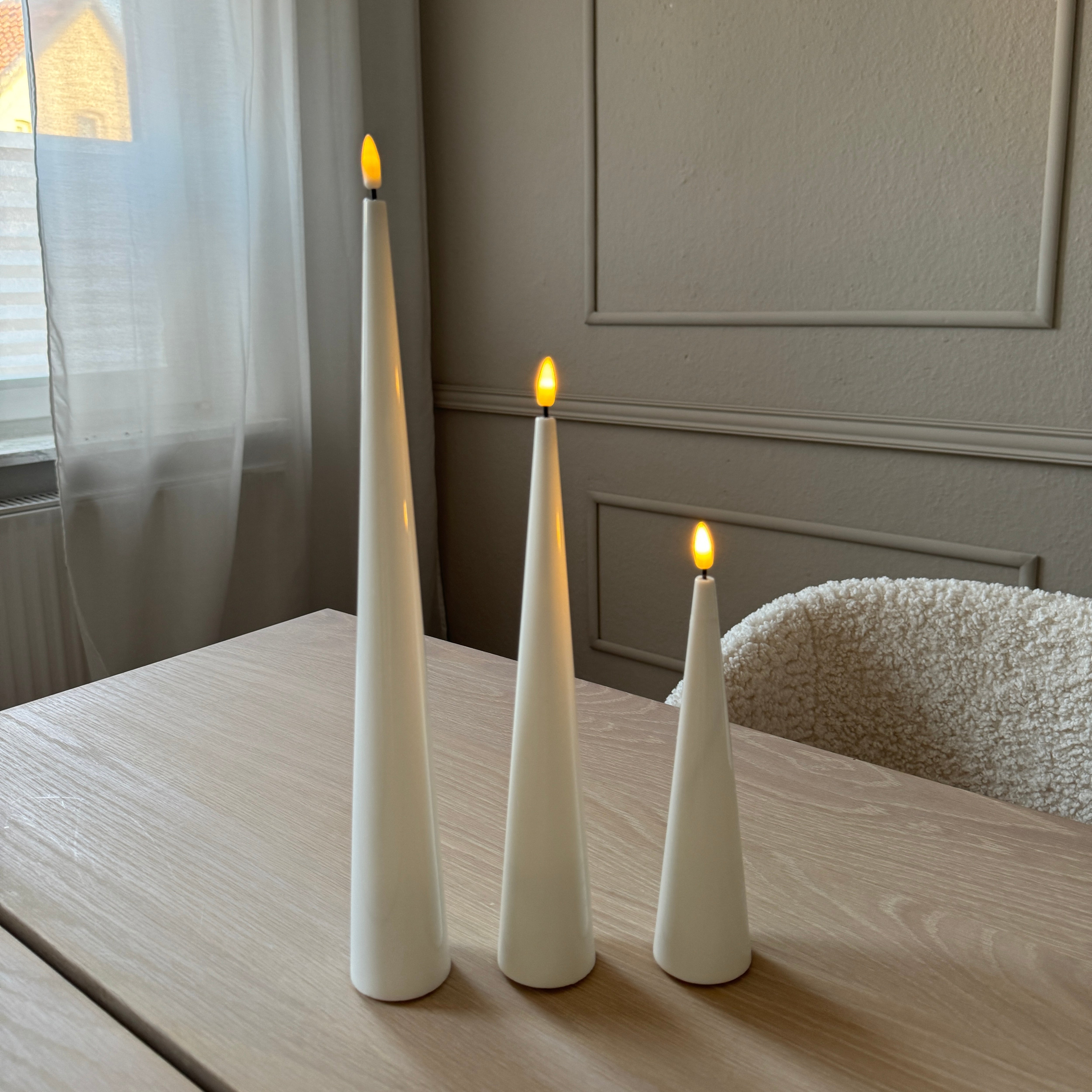 LED Kegelkerze aus Echtwachs mit 3D-Flamme in Weiß - H 20cm