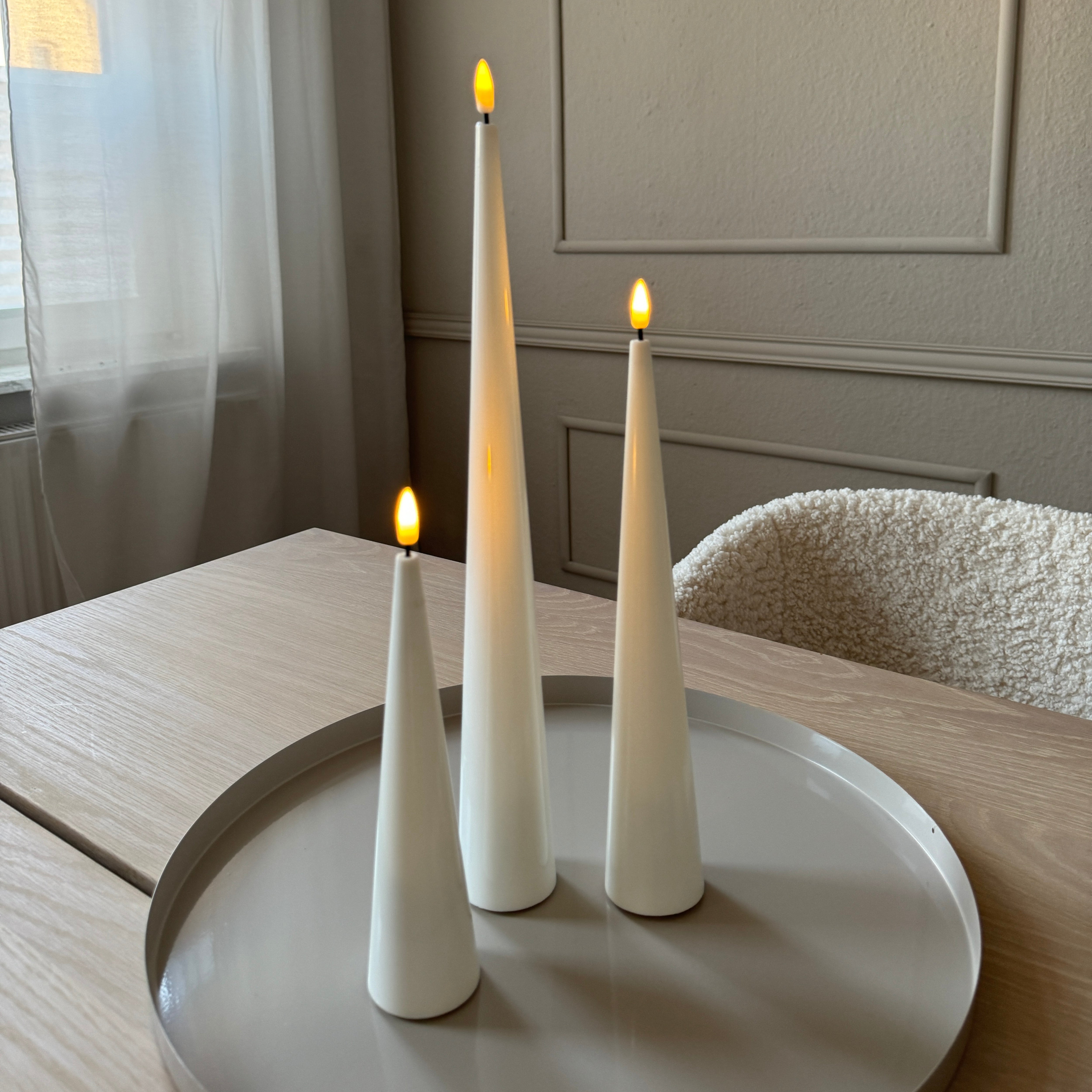 LED Kegelkerze aus Echtwachs mit 3D-Flamme in Weiß - H 20cm