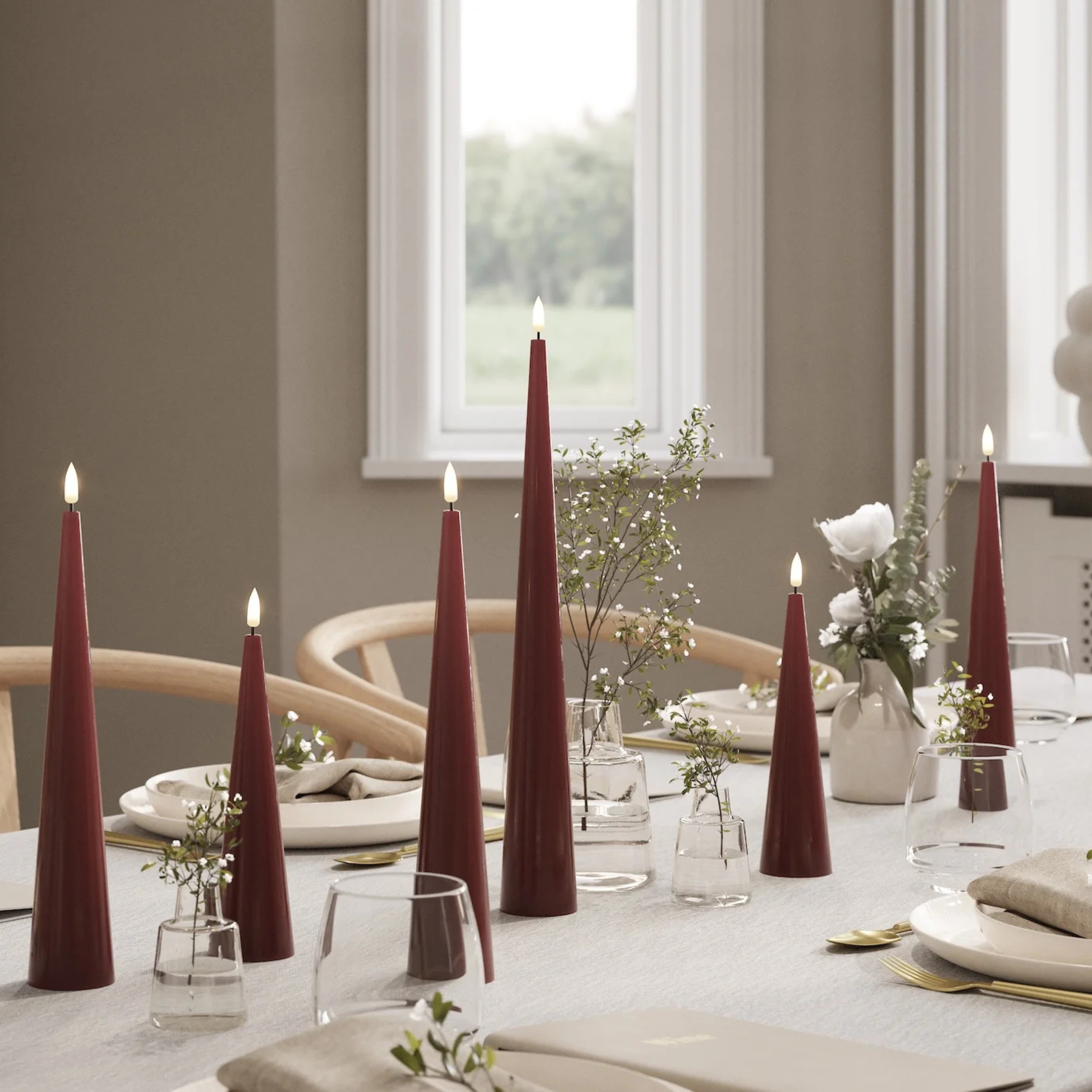 LED Kegelkerze aus Echtwachs mit 3D-Flamme in Rot - H 38cm