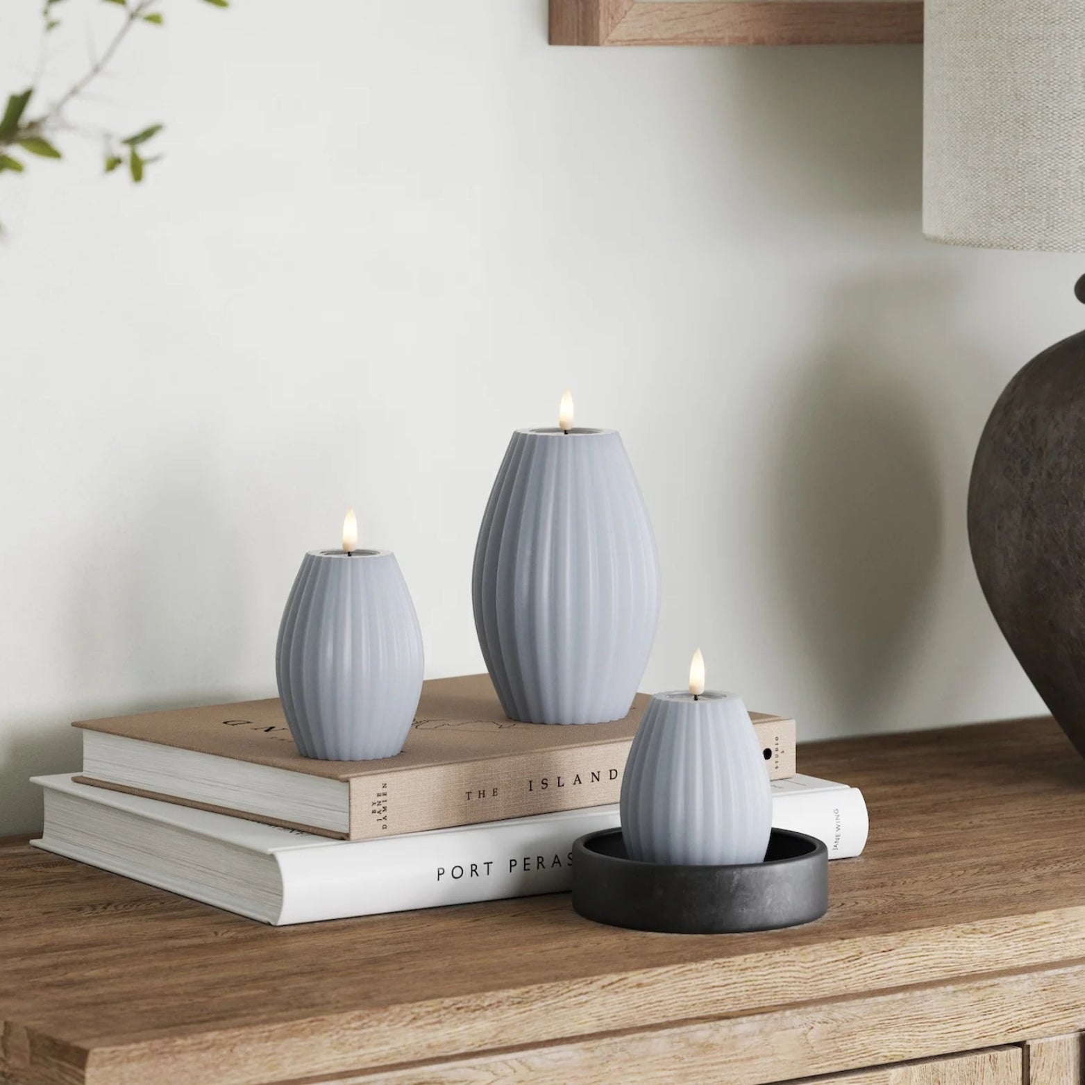 LED Kerze gerillt oval aus Echtwachs mit 3D-Flamme in Eisblau - H 15cm