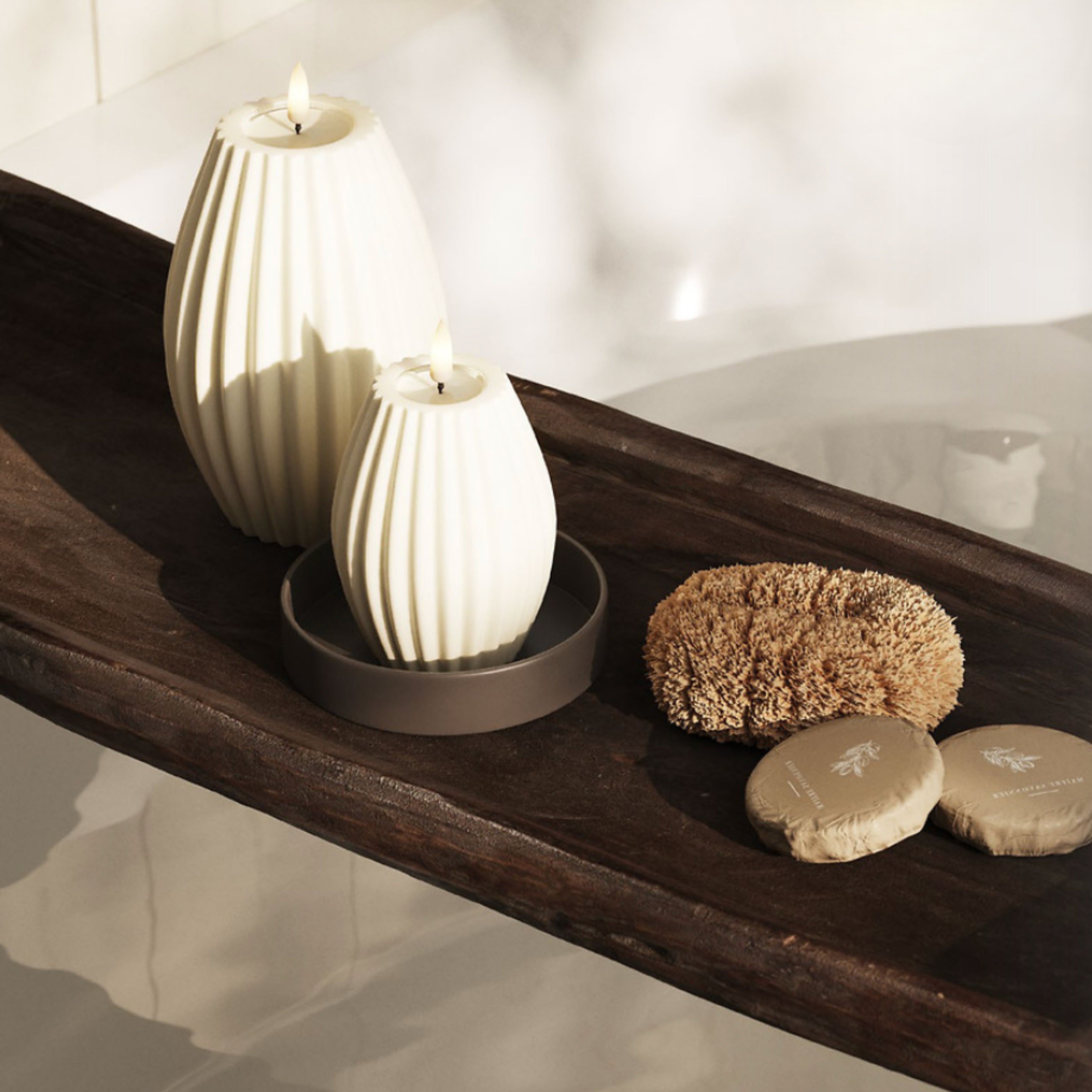 LED Kerze gerillt oval aus Echtwachs mit 3D-Flamme in Creme - H 15cm