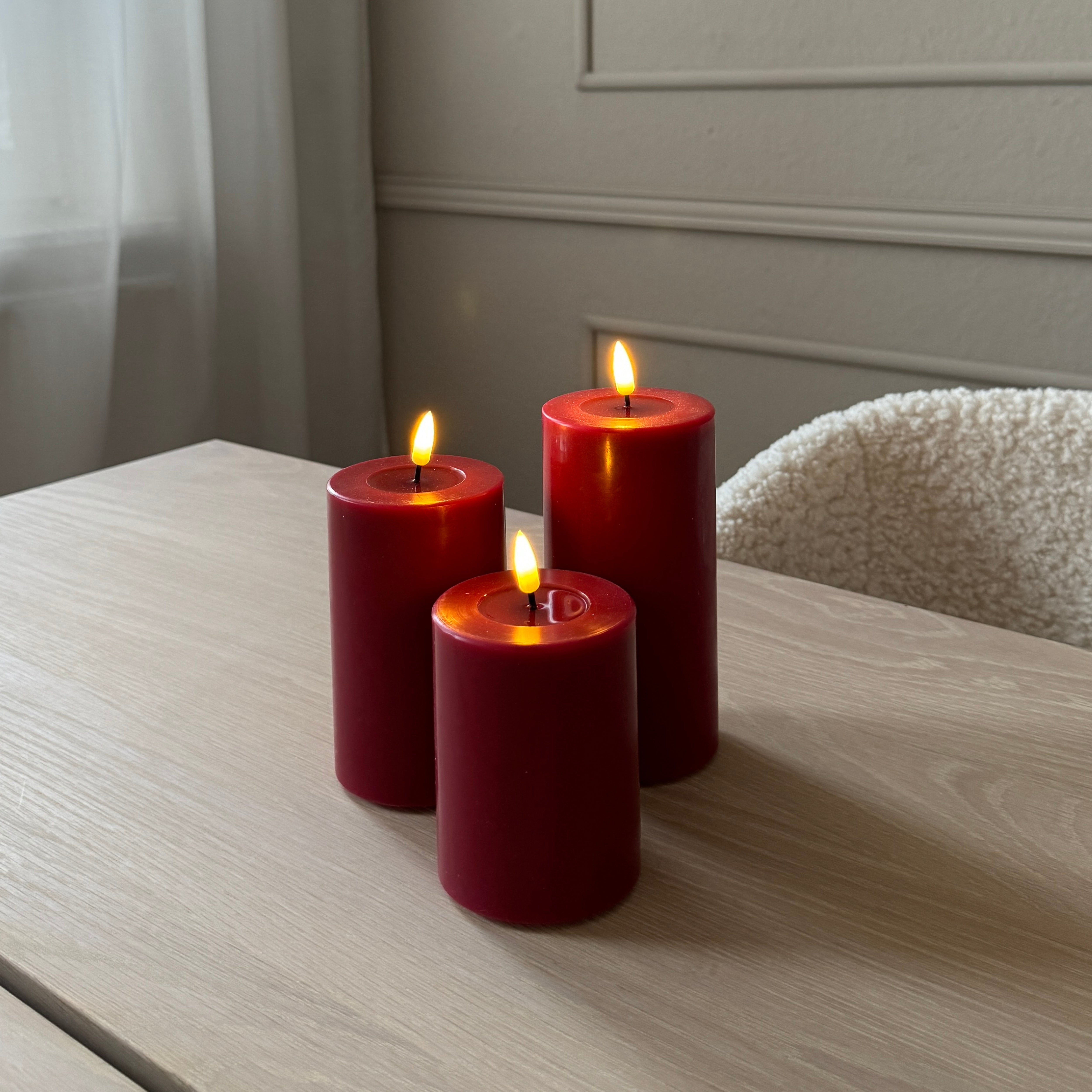 LED Stumpenkerze aus Echtwachs mit 3D-Flamme in Rot - H 10cm