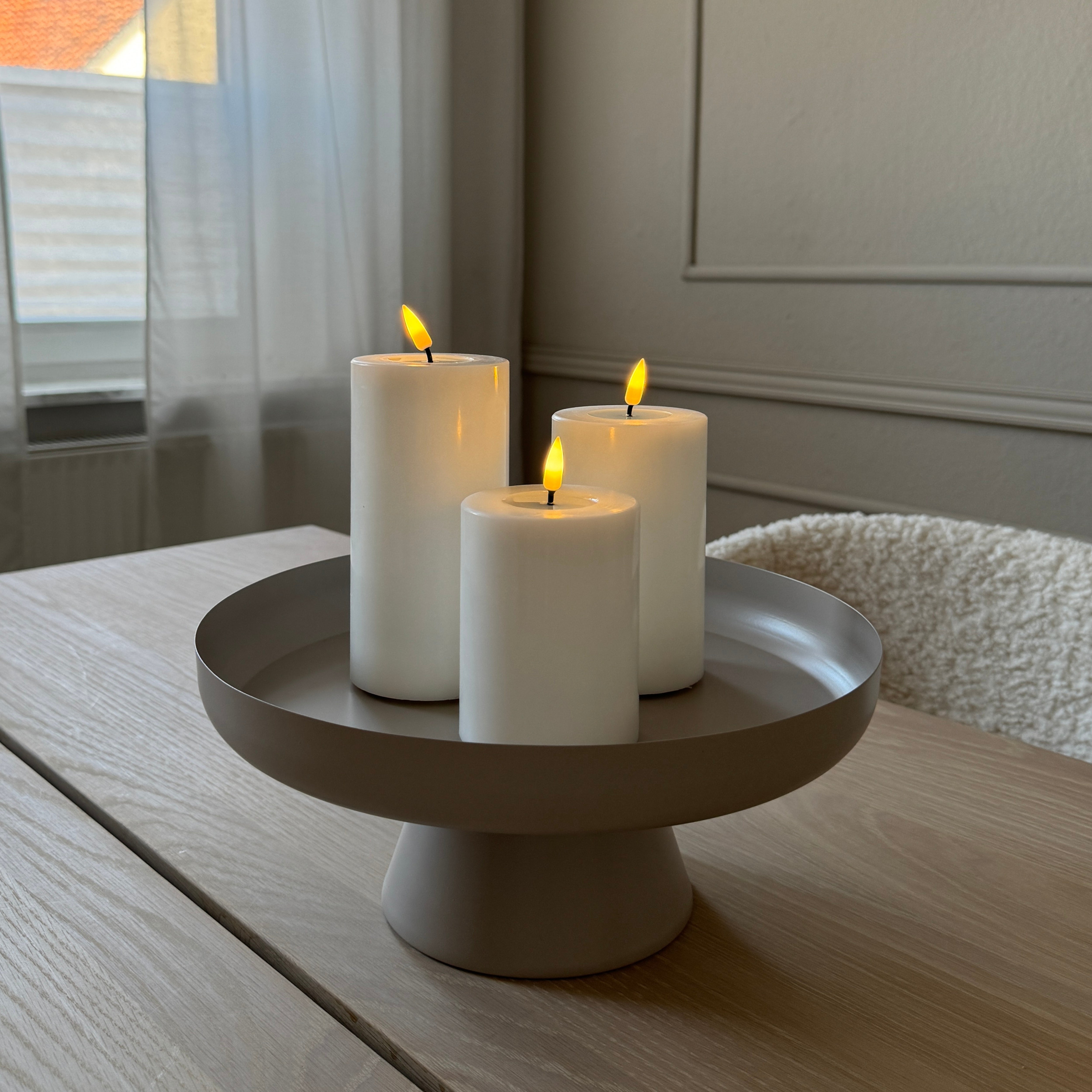 LED Stumpenkerze aus Echtwachs mit 3D-Flamme in Weiß - H 15cm