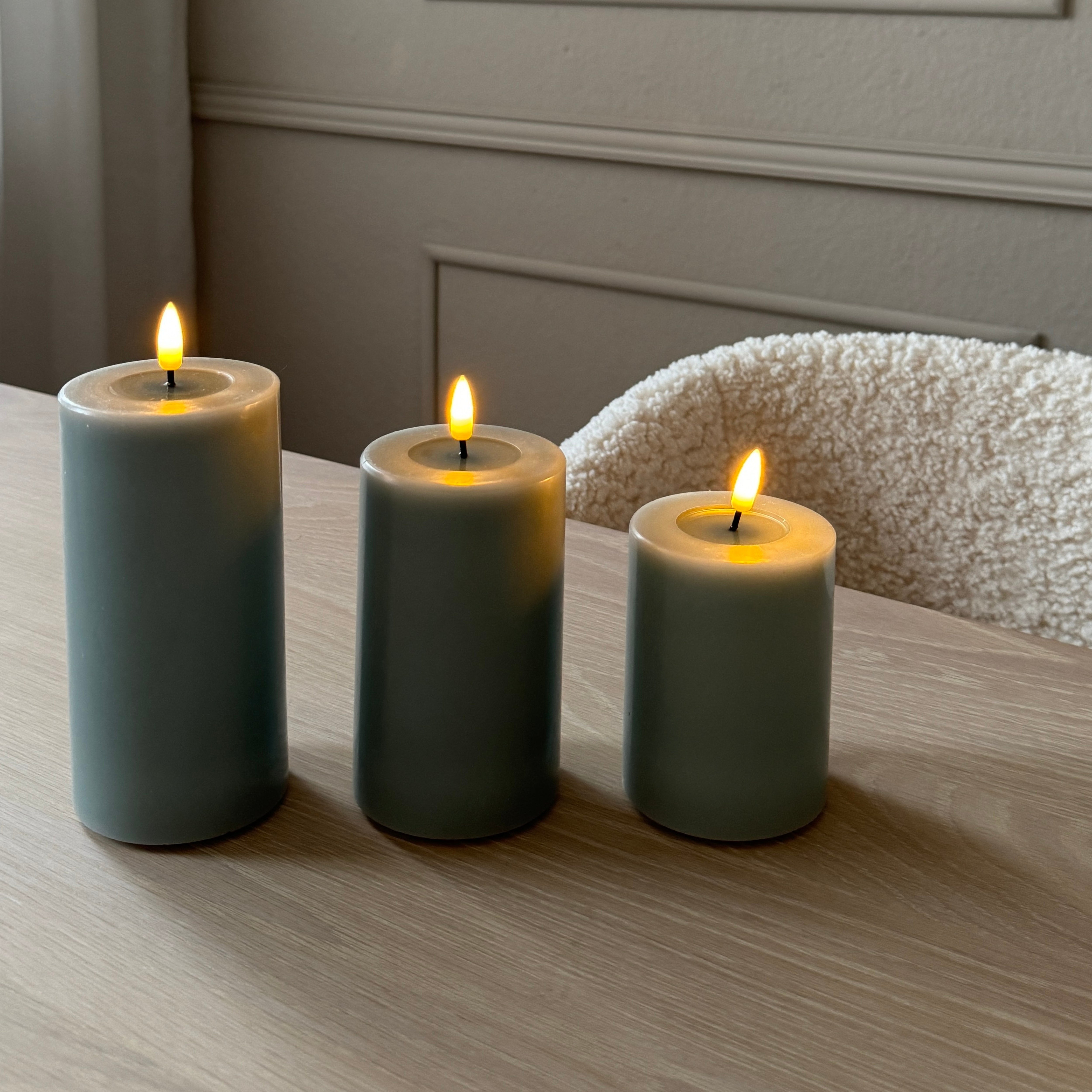 LED Stumpenkerze aus Echtwachs mit 3D-Flamme in Salbei - H 10cm