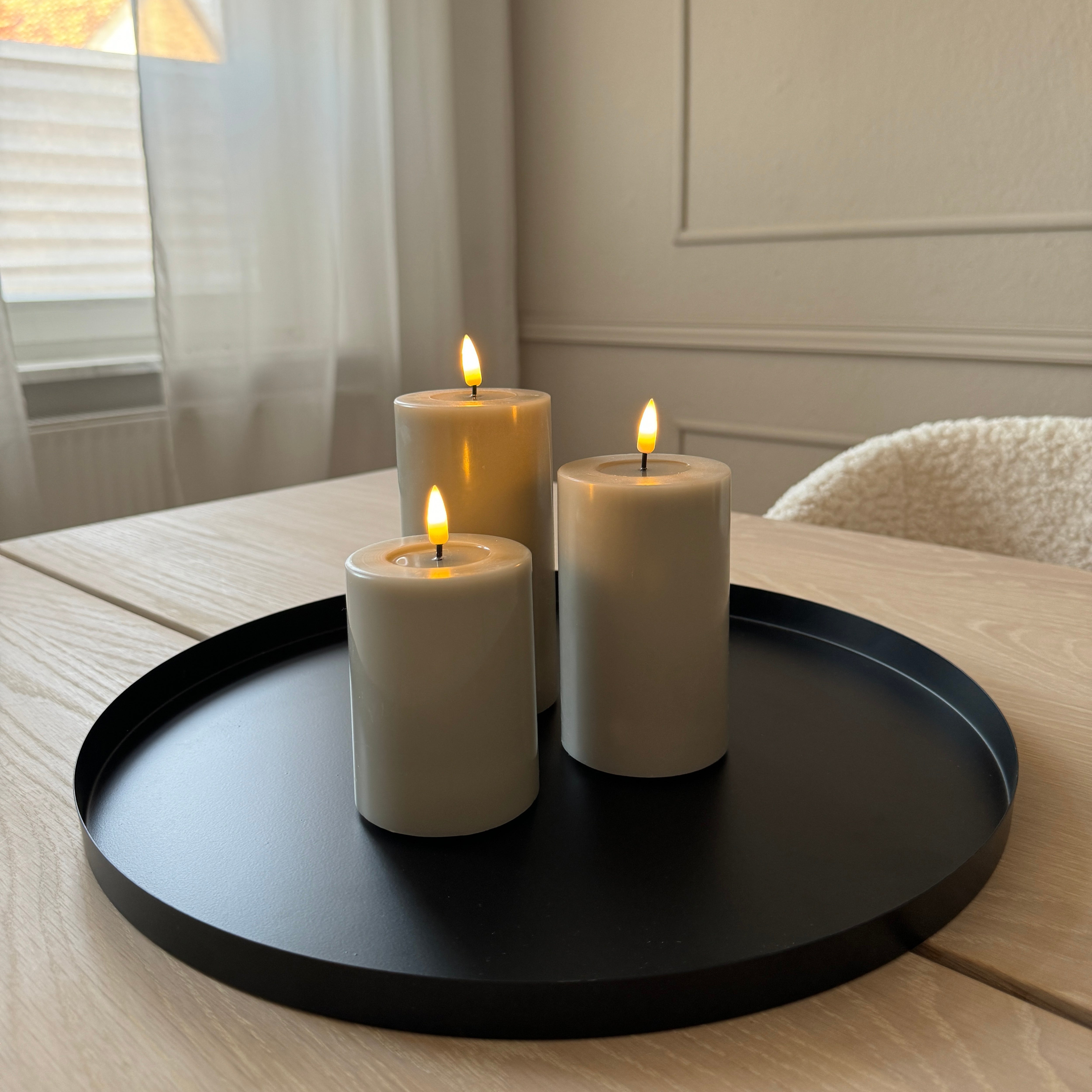 LED Stumpenkerze aus Echtwachs mit 3D-Flamme in Sand - H 15cm