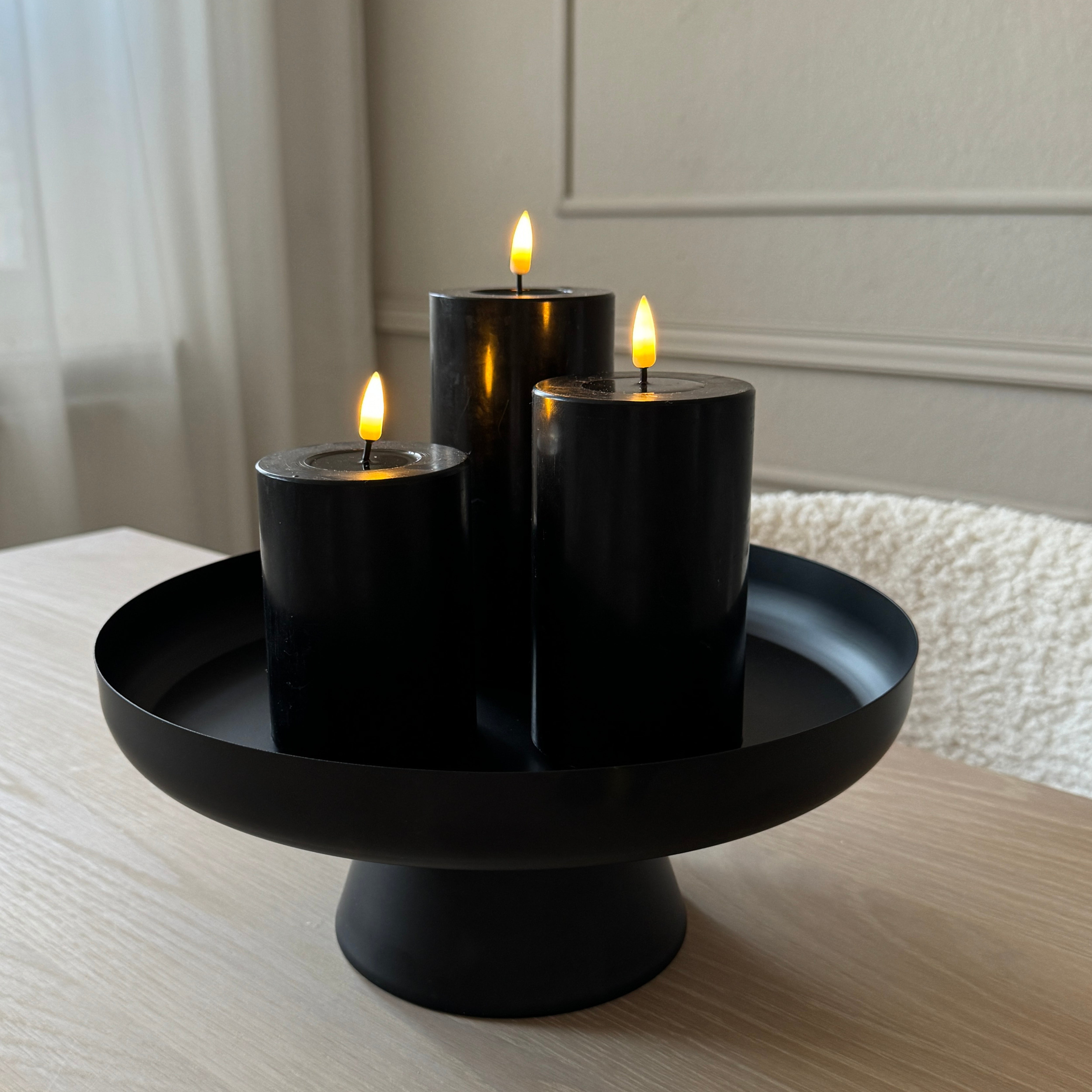 LED Stumpenkerze aus Echtwachs mit 3D-Flamme in Schwarz - H 10cm