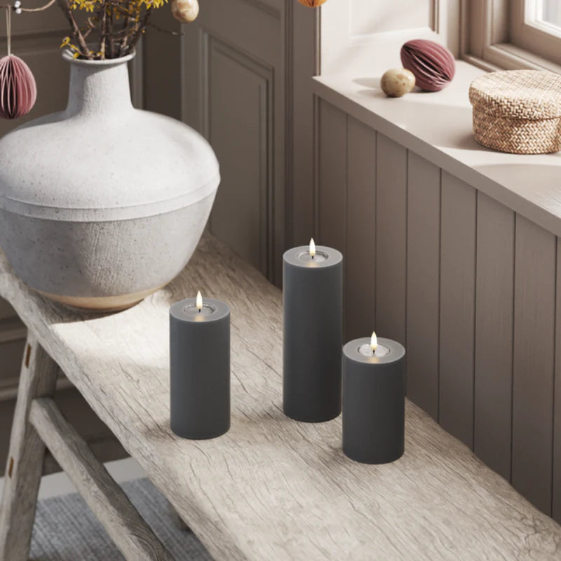 LED Outdoor Kerze mit 3D-Flamme in Grau - H 15cm