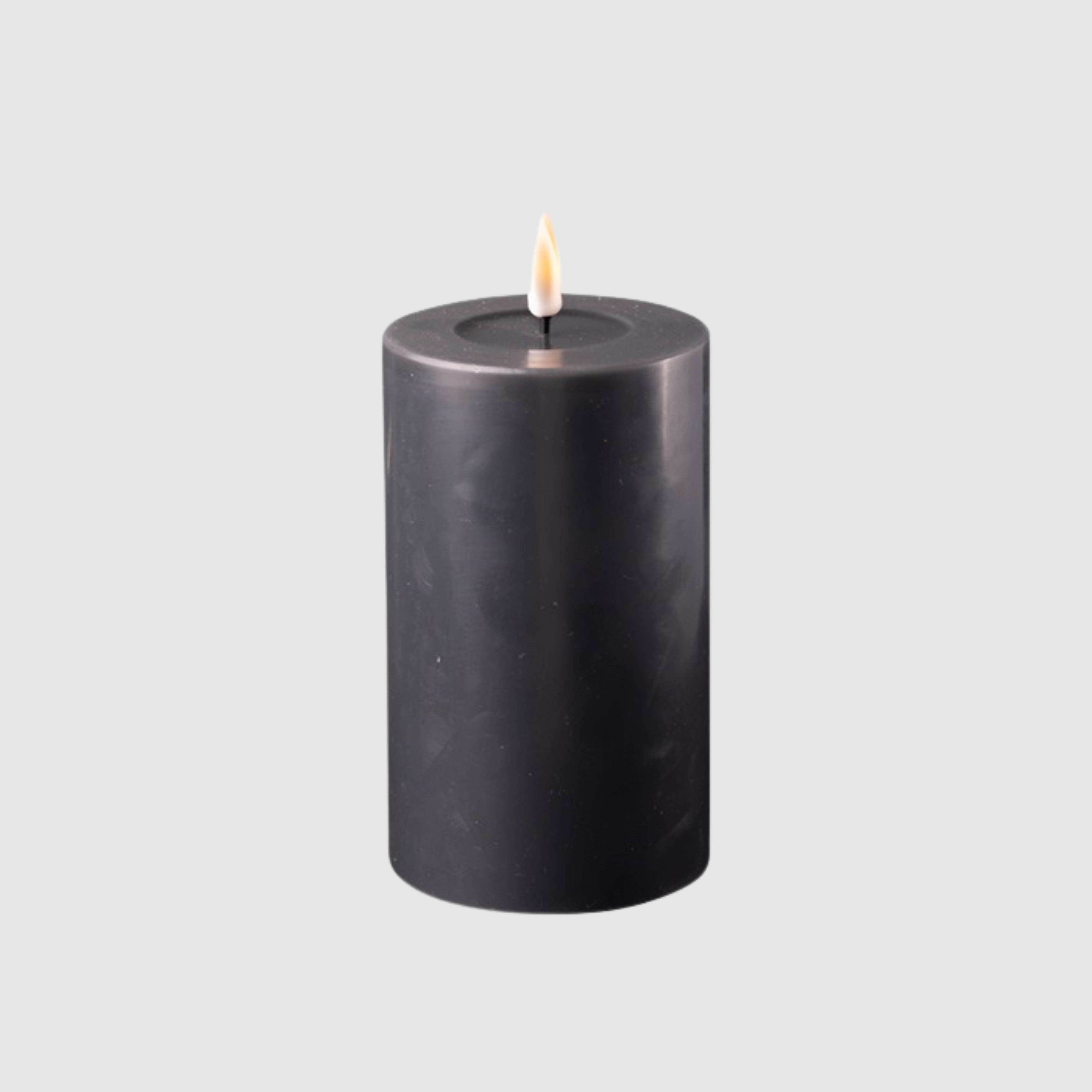 LED Stumpenkerze aus Echtwachs mit 3D-Flamme in Schwarz - H 12,5cm