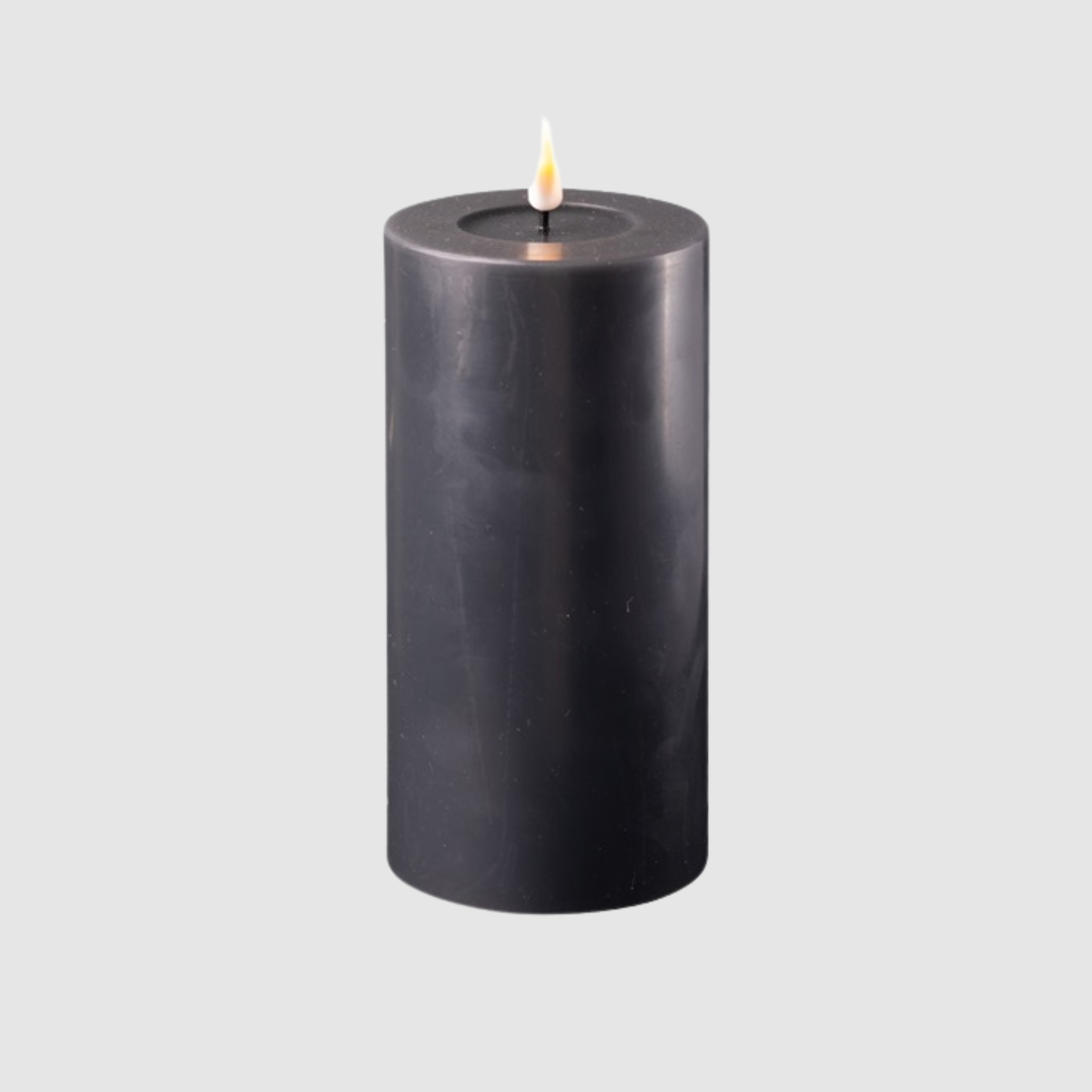 LED Stumpenkerze aus Echtwachs mit 3D-Flamme in Schwarz - H 15cm