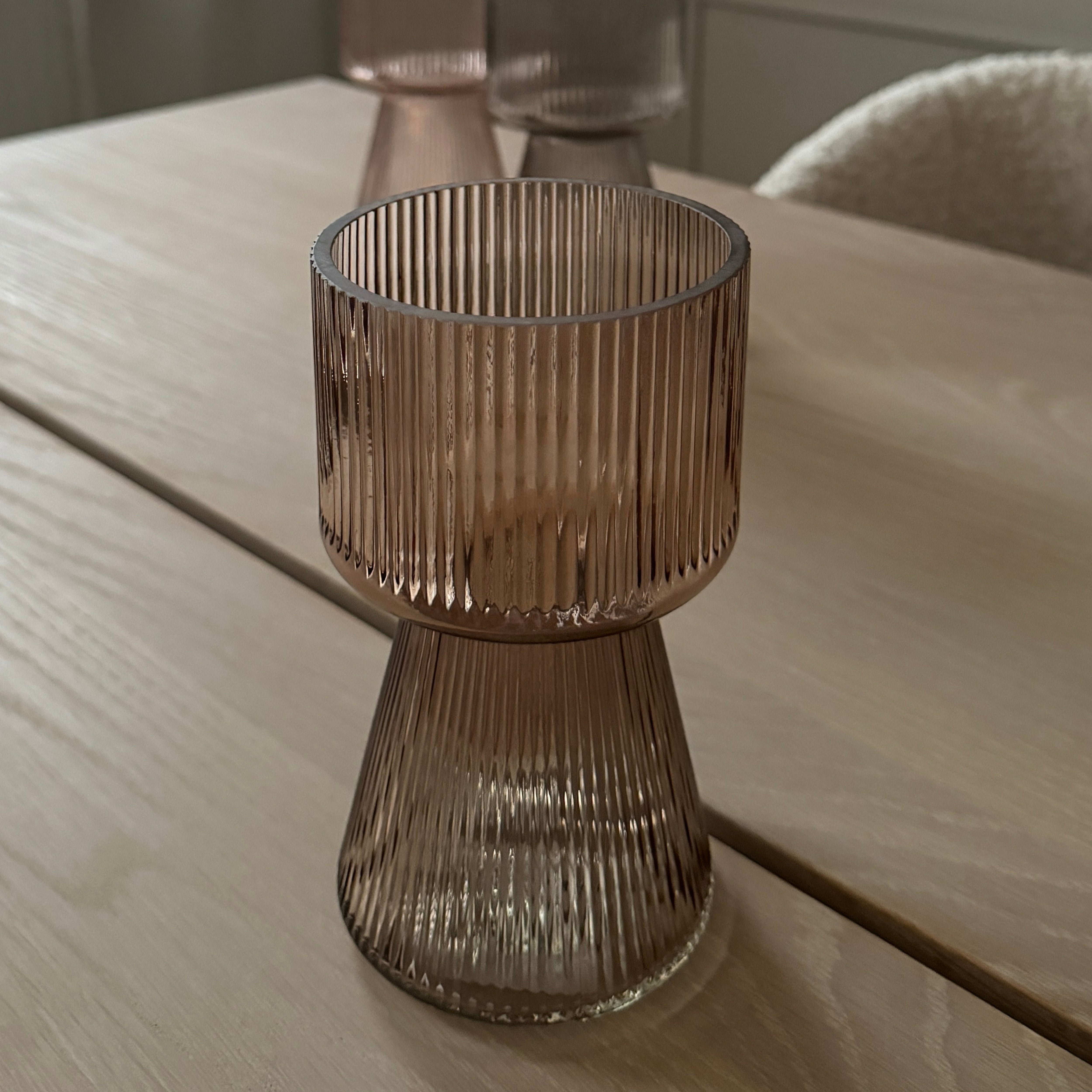 Glas-Vase Imano mit geriffelter Oberfläche in Beige