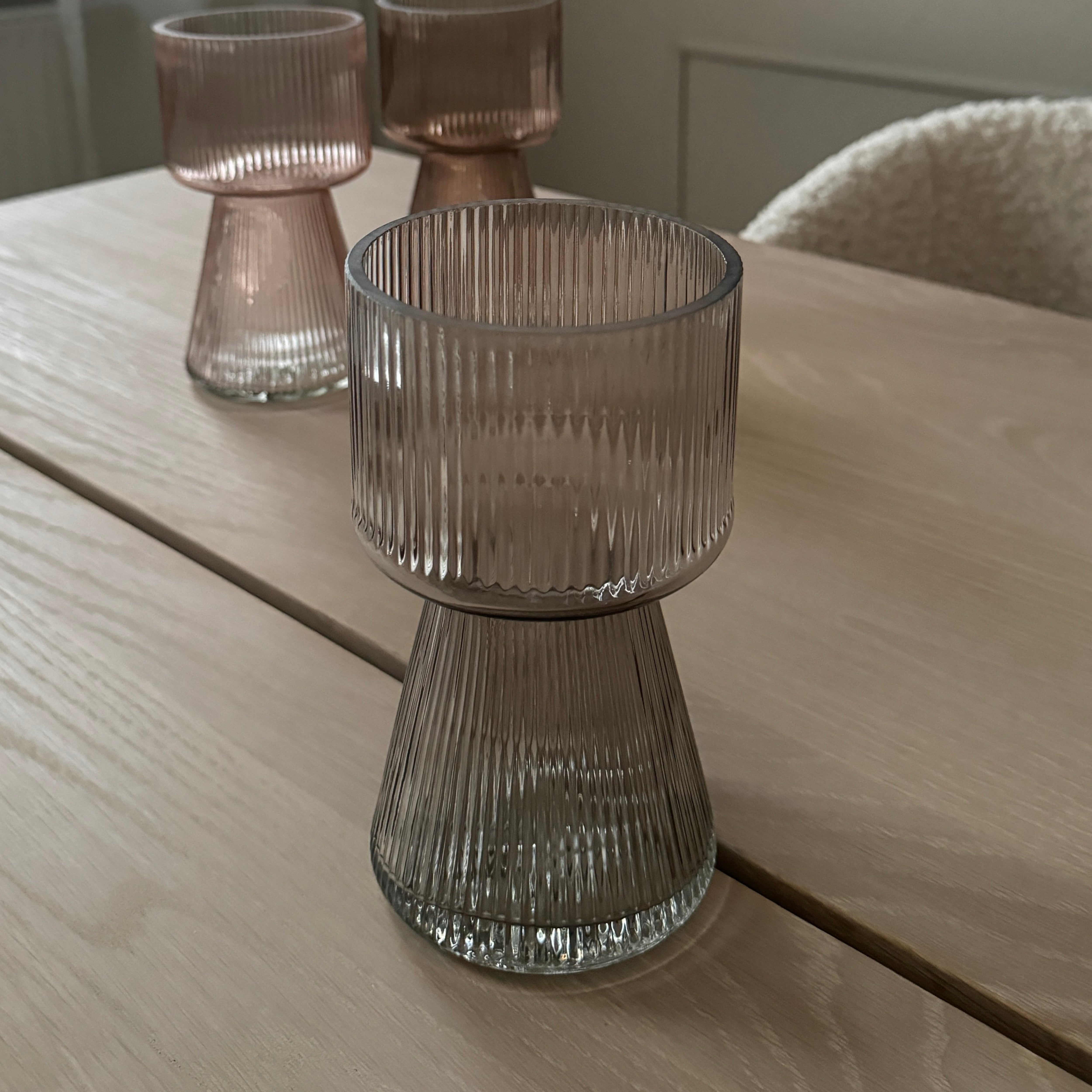 Glas-Vase Imano mit geriffelter Oberfläche in Taupe